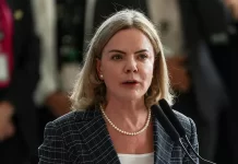 Gleisi critica senadores bolsonaristas por visita a fugitivas do 8 de janeiro com dinheiro público