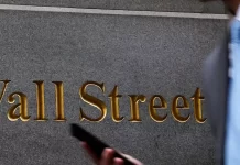 Wall Street sobe conforme esperanças de corte de juros compensam temores da escalada da guerra com Irã