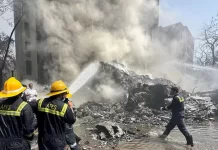 Avião cai durante decolagem na Índia com 242 passageiros a bordo; veja o momento da queda