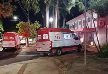 Sem capacete, jovem de 25 anos morre após colidir moto em caminhonete