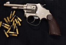 Homem é preso em flagrante após ostentar arma de fogo em locais públicos