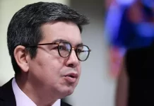 Encarregado dos EUA se reúne com líder do governo no Congresso após tarifaço de Trump