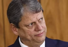 Tarcísio defende ataque de Trump ao Brasil e apanha até de Amoêdo