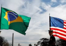 Trump “dobra a aposta” e “atira para todos os lados” em guerra comercial contra o Brasil, avalia governo Lula