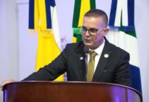 Inspetor Cabral cobra retirada de cartazes irregulares em postes e semáforos de Dourados