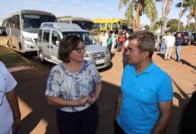 Prefeitura de Dourados entrega ônibus novo para Educação e três veículos para Assistência Social