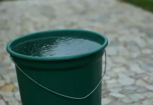 Bebê morreu em Campo Grande ao brincar com lápis e sapatinho em balde com 15 cm de água