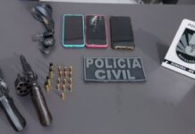 Homens são presos em flagrante por porte ilegal de arma e revólveres apreendidos