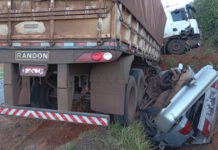 Mulher morre após veículo ser atingido por carreta