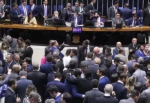 Parlamentares de extrema direita do PL invadem mesas da Câmara e do Senado após prisão de Bolsonaro