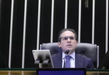 Motta critica atuação de Eduardo Bolsonaro nos EUA e sinaliza para perda de cargo: ‘não existe mandato à distância’