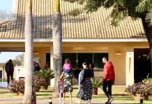 Gritos de desespero de mãe de Emanuelly marcam despedida de menina morta em Campo Grande