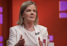 Brasil não pode ficar refém da família Bolsonaro, diz Gleisi