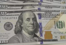 Dólar cai para R$ 5,42 e atinge menor valor em mais de um mês