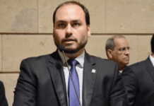 É sobre ter caráter, não sobre esquerda ou direita, diz Carlos