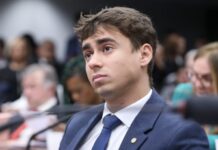 Nikolas critica condução de preso do 8 de Janeiro algemado em velório