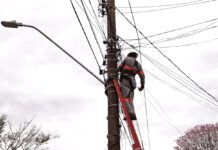 Prefeitura reforça ação para eliminar emaranhado de fios em postes e notifica empresas