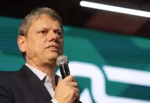 Tarcísio se reúne com Bolsonaro, apoia anistia e fala em união da direita para 2026