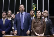 Líder do PL compra briga com relator da anistia: “ou aprova ou pede para sair”