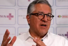 Padilha ajuda passageira em voo após crise de hipoglicemia