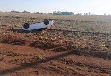 Carro capota em estrada vicinal de Rio Brilhante