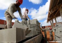 MS gera 2,7 mil empregos formais em agosto, puxado por Construção e Indústria