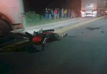 Motociclista cai em acidente entre motos e morre atropelado