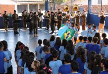 Escola Iria Lúcia promove atividades cívicas com banda da Brigada Guaicurus
