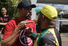 Lulistas e bolsonaristas trocam empurrões na portaria de Bolsonaro