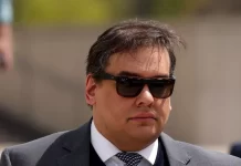 George Santos deixa prisão nos EUA após receber perdão presidencial de Trump