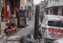 Moradores protestam contra execuções na comunidade Vila da Penha