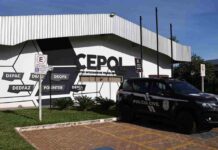 Crianças de 7 e 9 anos são encontradas sozinhas e mãe é conduzida para delegacia