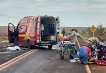 Carro capota em ponto marcado por tragédia e deixa um morto e três feridos