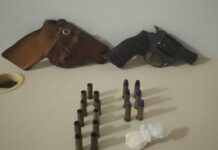 Homem é preso por violência doméstica, posse ilegal de arma e drogas