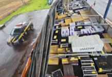 PRF apreende caminhão com 300 caixas de vinhos importados ilegalmente