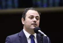 Em protesto, Glauber ocupa mesa da presidência da Câmara e desafia Motta a prendê-lo
