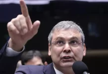 PT aciona o STF por cassação do mandato de Carla Zambelli