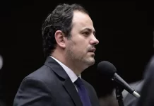 “Ataques dos EUA à Venezuela são uma ameaça ao Brasil”, diz Glauber Braga