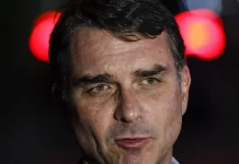 Bolsa despenca e dólar avança após Flávio Bolsonaro dizer que candidatura é “irreversível”