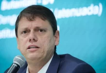 Tarcísio vira alvo de bolsonaristas após registros de boas relações com Lula e Moraes em evento