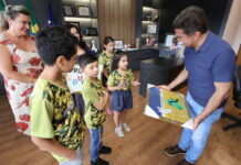 Prefeitura recebe alunos do Educart e prefeito destaca importância da criatividade na formação