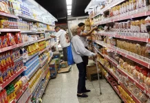 Força do consumo doméstico compensa juros e melhora mercado de trabalho