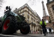 Agricultores franceses ocupam Paris em protesto contra acordo UE-Mercosul