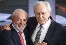 Lewandowski entrega carta de demissão do Ministério da Justiça a Lula