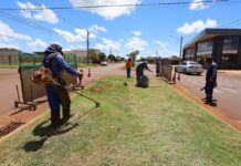 Força-tarefa da Prefeitura intensifica roçada e limpeza em postos de saúde, praças e canteiros
