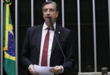 Trump foi eleito para presidir os EUA e não o universo, diz Dagoberto sobre nova tarifa