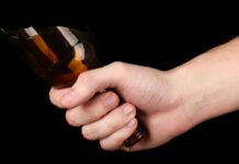 Jovem agride mãe com garrafa de vidro no rosto e é preso em Anaurilândia