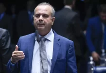 Bolsonaro está ‘tranquilo’ diante do risco de perda de patente, diz senador após visita na Papudinha