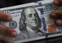 Dólar cai ao menor valor desde maior de 2024 após Corte barrar tarifas de Trump