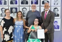 Sergio Nogueira homenageia Escola Reis Veloso e estudante aprovada na UFGD